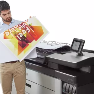 HP PageWide 5000 XL man checking full coloured print